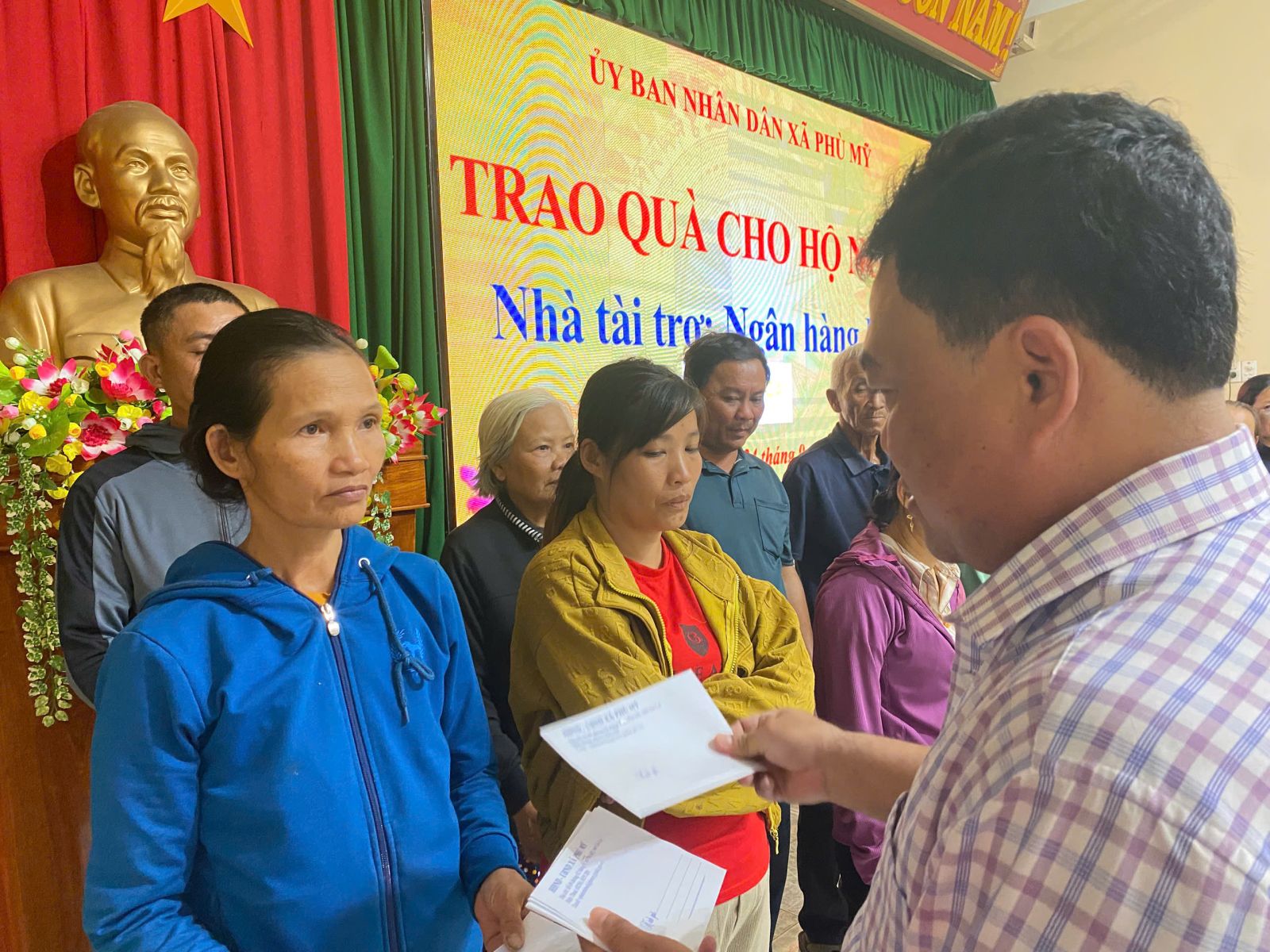 Trao tặng quà cho hộ nghèo, cận nghèo, hộ có hoàn cảnh khó khăn